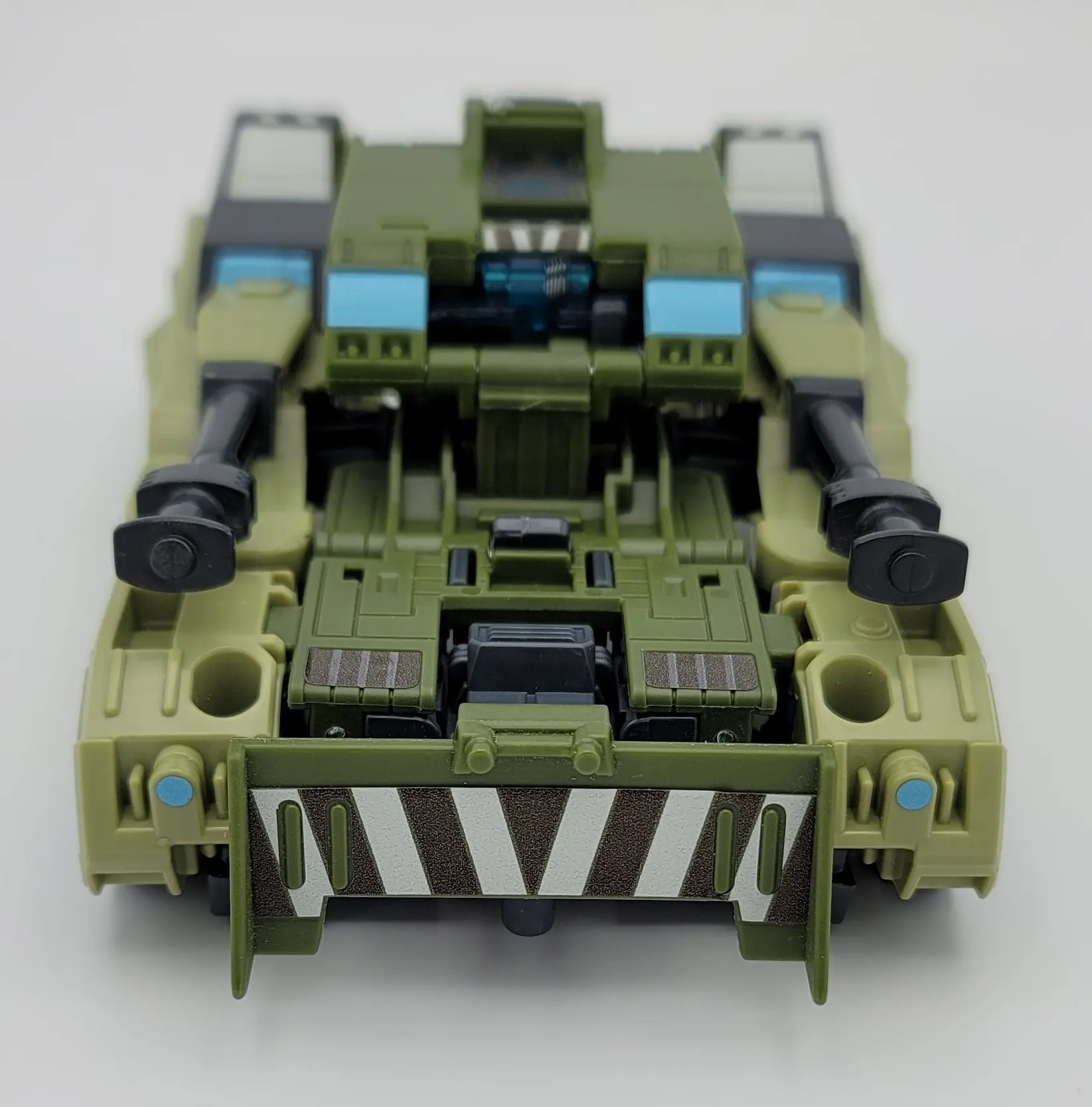 Cyberverse Rack'n'Ruin's alt mode (front)